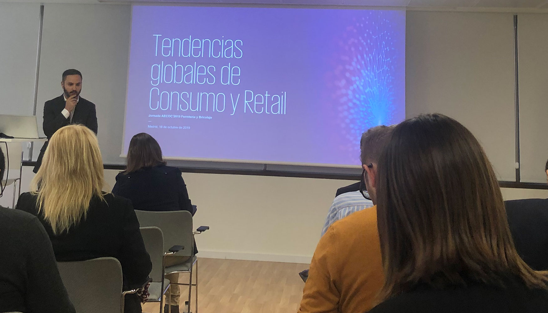 Juan Rojas, manager del Sector Consumo & Retail de KPMG present en primicia para los asistentes el estudio realizado por la consultora...