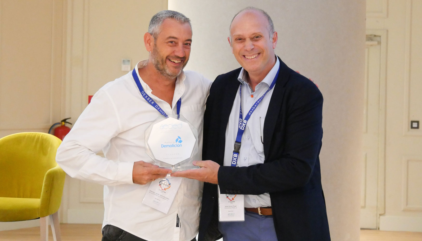 Francisco Garrucho, director general de Retasur, recibe el premio al mejor trabajo por la demolicin de manos de Jaime Gmez Fesser...