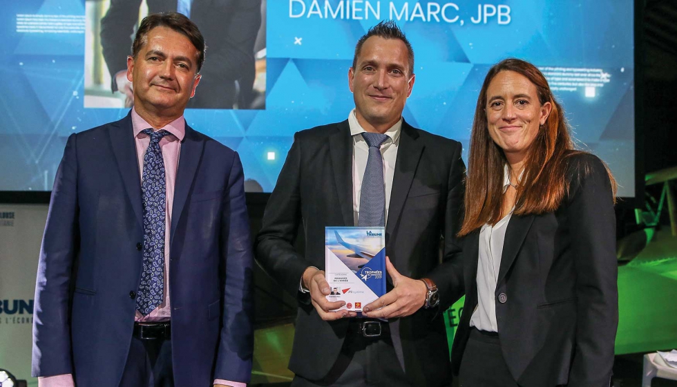 Damien Marc, CEO de JPB Systme (centro) con Stphanie Lavigne, directora general de Toulouse Business School, y Thierry Cotelle...
