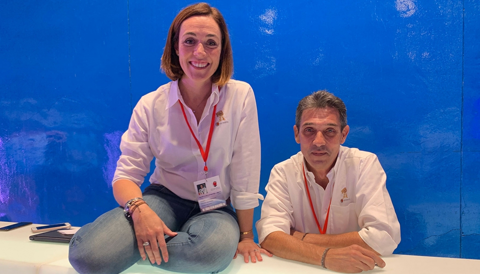 Cristina Menndez, junto a Javier Herrera, director de Marketing de Cecofersa