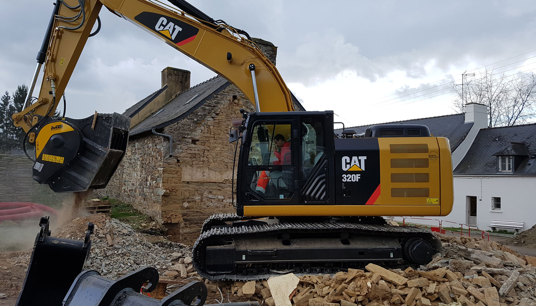 Cuchara BF80.3 montada en excavadora Caterpillar durante unos trabajos de demolicin en Francia