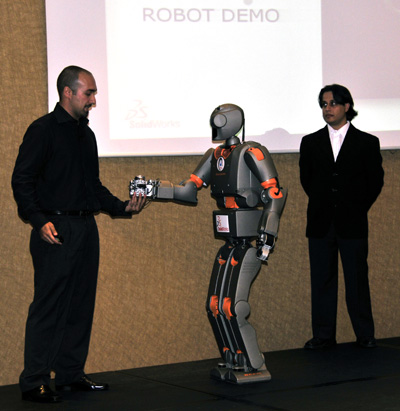 Un robot antropomrfico, compuesto por miles de piezas diseadas usando SolidWorks, da una bebida a Davide Faconti...