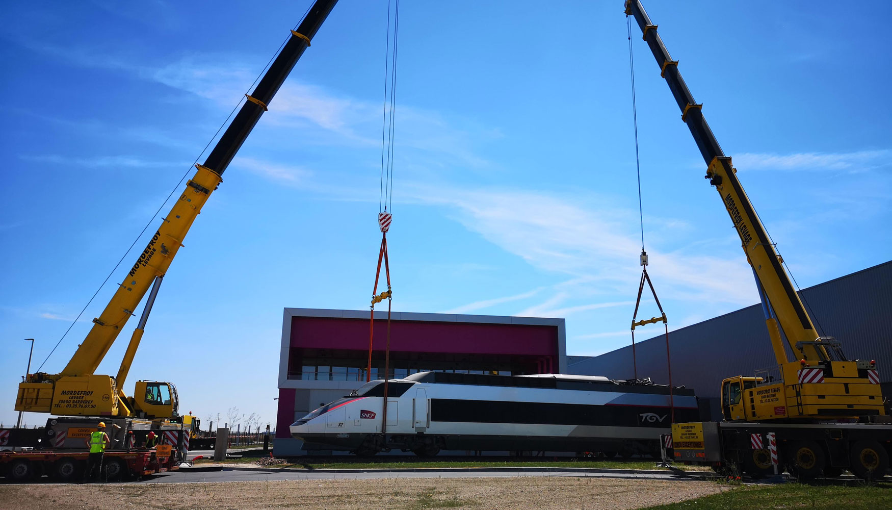 Gracias al tndem formado por las gras Demag AC 100-4L y AC 140 este trabajo, que conllevaba grandes dificultades, ha podido ser realizado con xito...