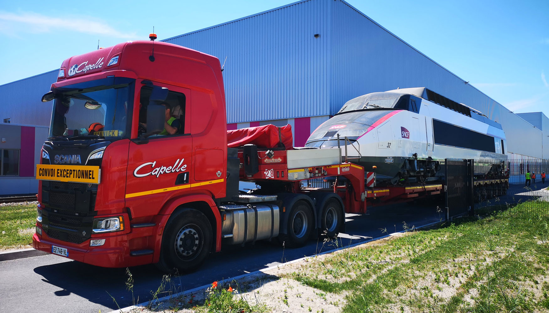 Transporte de la locomotora en la plataforma