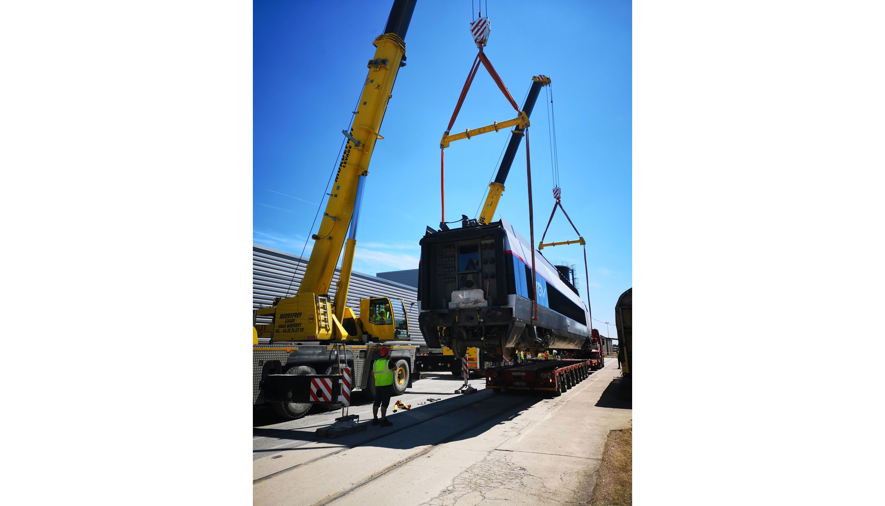 Trabajos de elevacin de la locomotora sobre la plataforma de transporte