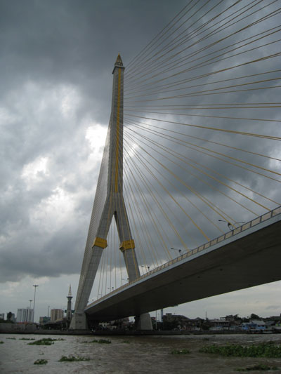 Puente Rama VIII, en Bangkok, Tailandia...