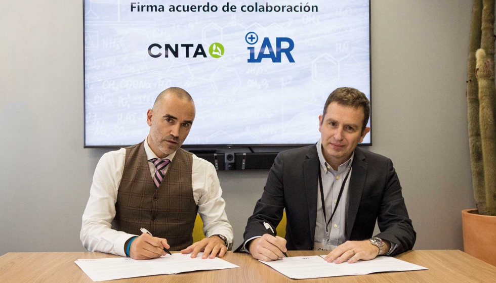 Hctor Barbarin, director general de CNTA, en la firma del acuerdo con Jon Navarlaz, director general de iAR