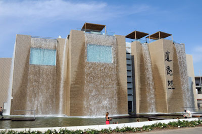 El pabelln Acuario Fluvial de la Expo de Zaragoza ha sido realizado con paneles de hormign prefabricado...