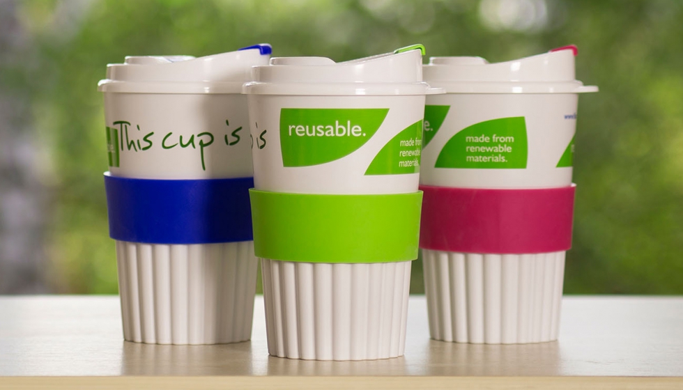 Con tazas reutilizables hechas de plsticos reciclables biobasados...