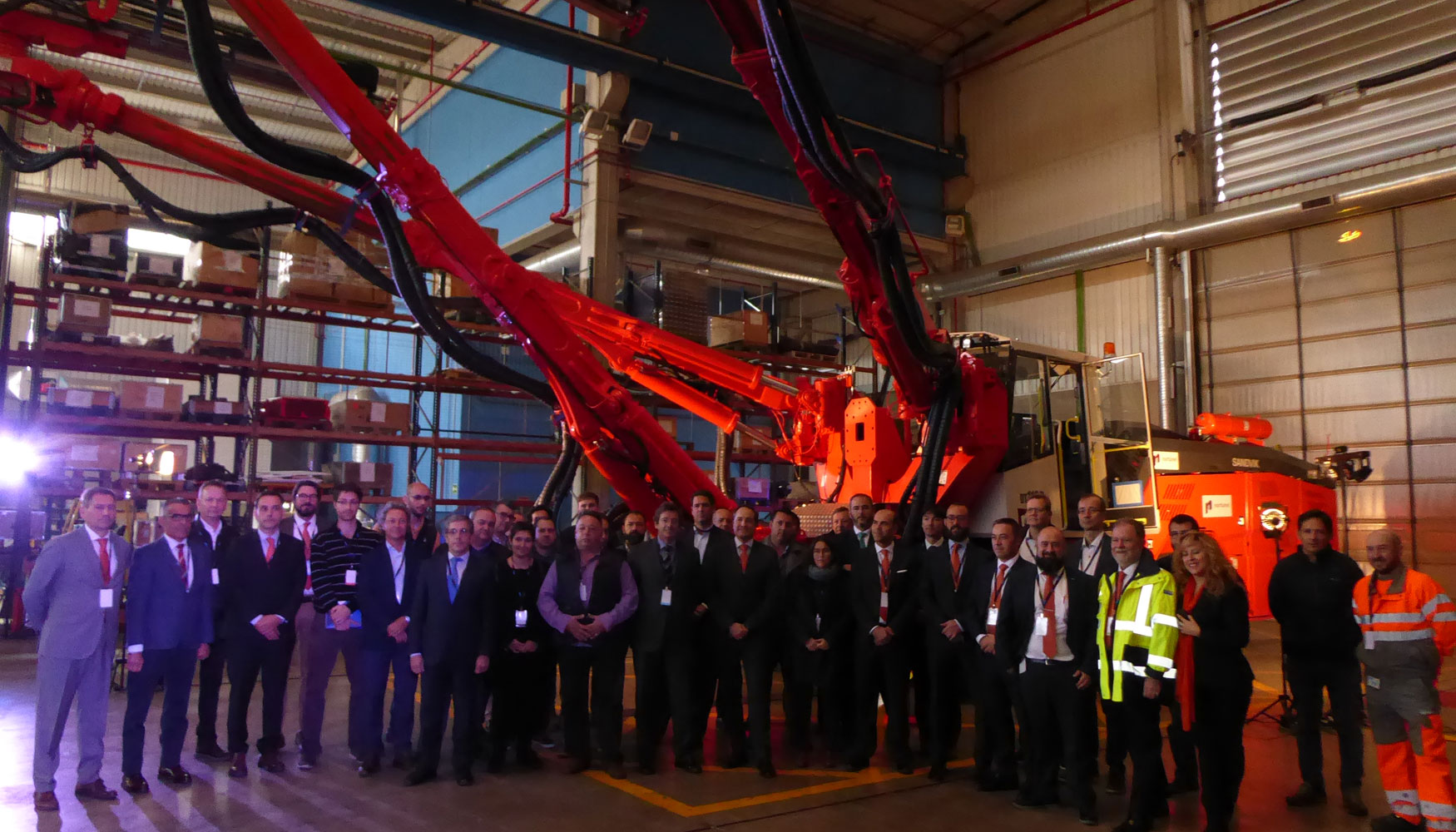 Foto de familia con los asistentes a la presentacin del nuevo jumbo de perforacin DT1132i de Sandvik