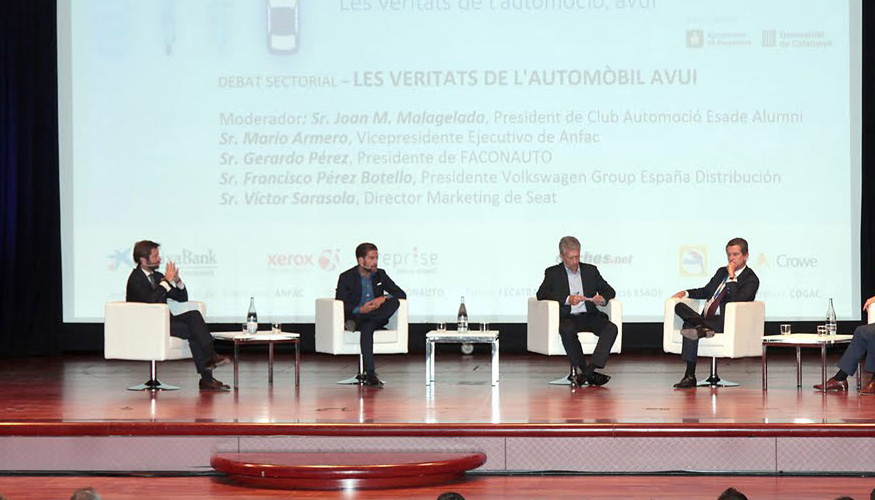 Momento del debate entre (de izq. a dcha.) Vctor Sarasola, director de Marketing de Seat; Gerardo Prez, presidente de Faconauto; Joan M...