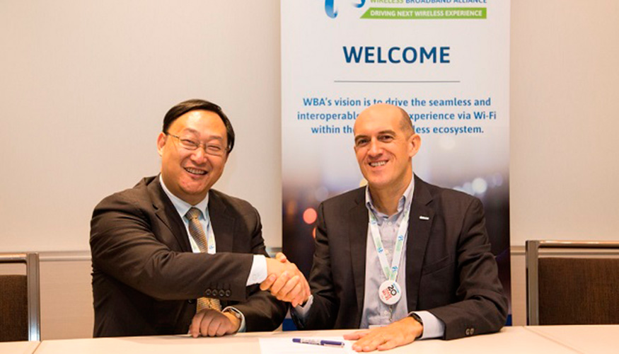 Li Xing, vicepresidente de Dominio de la red de Campus de Huawei, y Tiago Rodrigues, CEO de WBA, firman la alianza en el Wireless Global Congress...