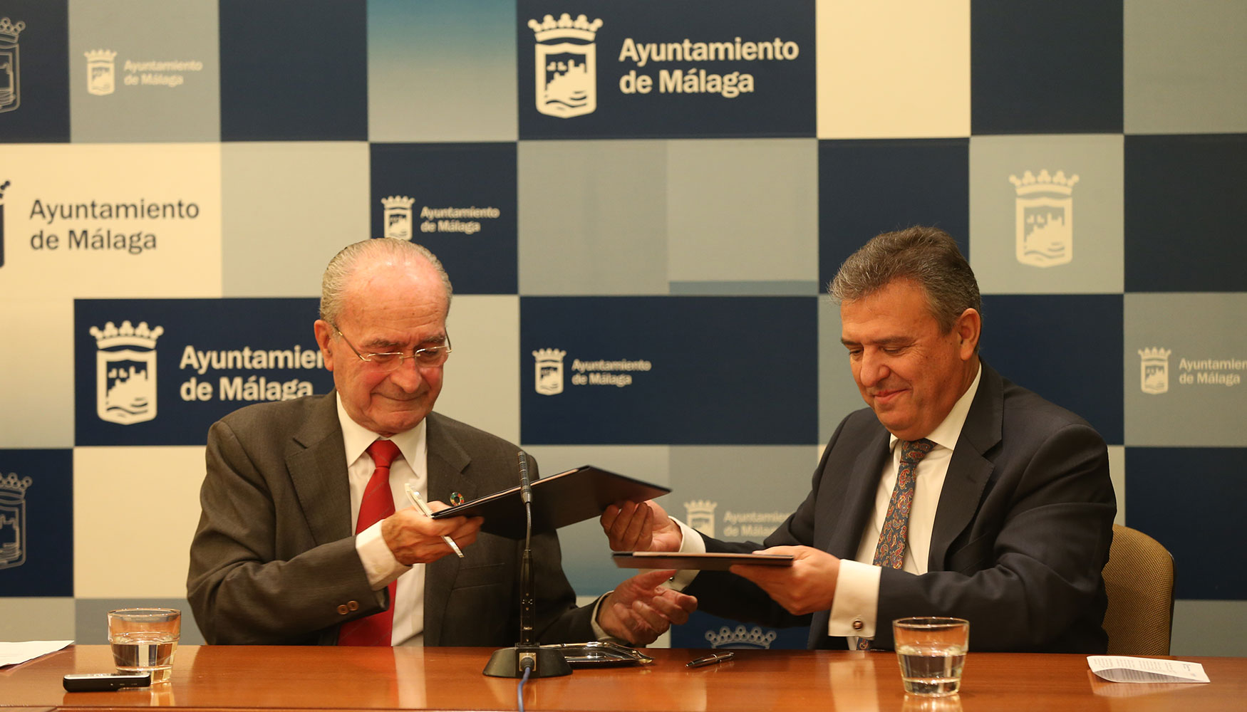 El Alcalde de Mlaga (a la izq de la imagen) y el director general de Endesa, rubricando el acuerdo