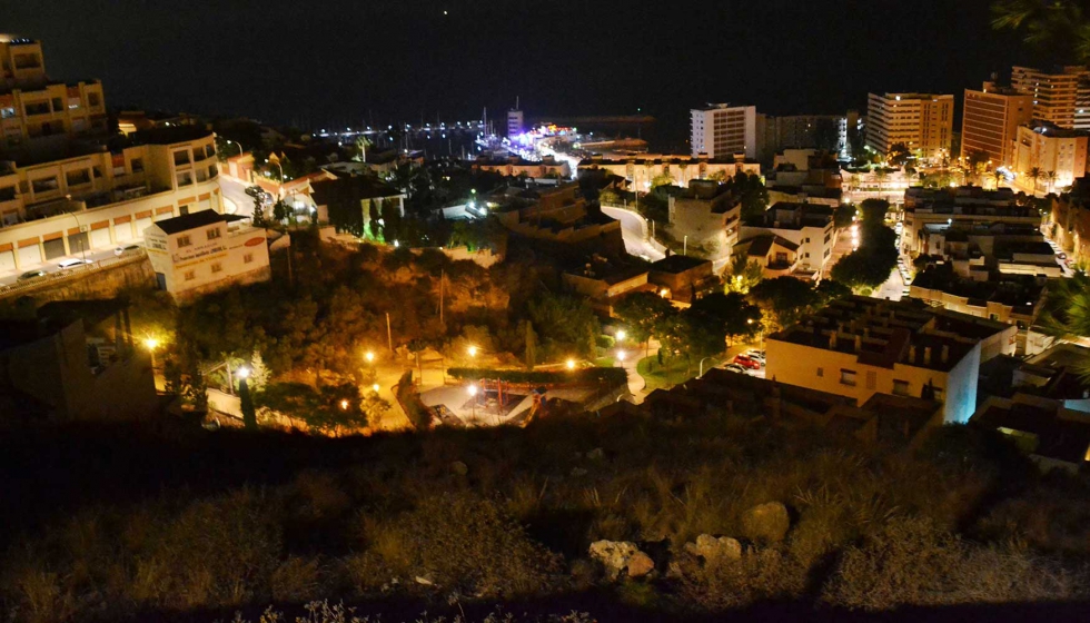 Imagen nocturna de Roquetas de Mar, Almera. Al fondo se observa el puerto deportivo de la localidad