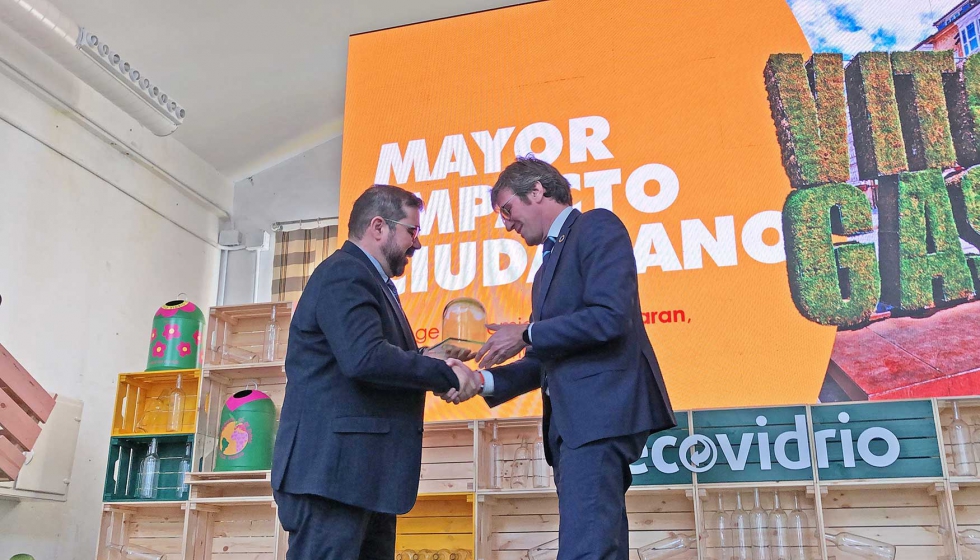 El alcalde la ciudad, Gorka Urtaran (a la derecha), fue el encargado de recibir el premio otorgado por Ecovidrio