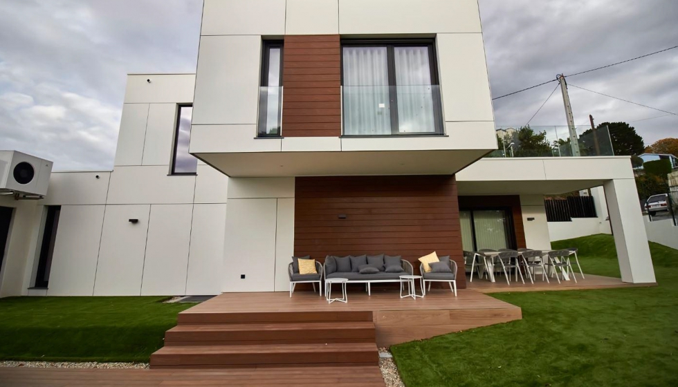 La tarima tecnolgica reversible Urban Deck Top Duo instalada en la terraza y en la fachada de esta vivienda modular