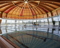 Interiores de la piscina de Rivesaltes (Francia), proyecto ejecutado con acabados Kawneer