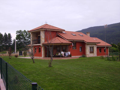 Casa con carpintera de PVC fabricada por Ochoa