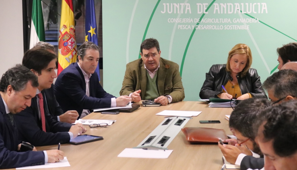 Vicente Prez y Consolacin Vera junto a representantes del sector olecola