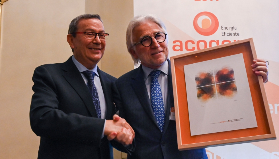 Josep Snchez Llibre, recogiendo de manos del presidente de Acogen su distincin como 'Cogenerador de Honor'