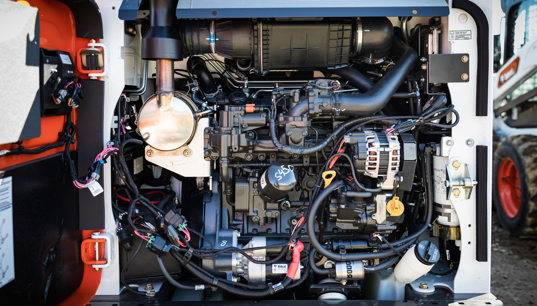 El nuevo motor Bobcat proporciona un 37% ms de par y una rpida recuperacin de la sobrecarga en comparacin con las mquinas anteriores...