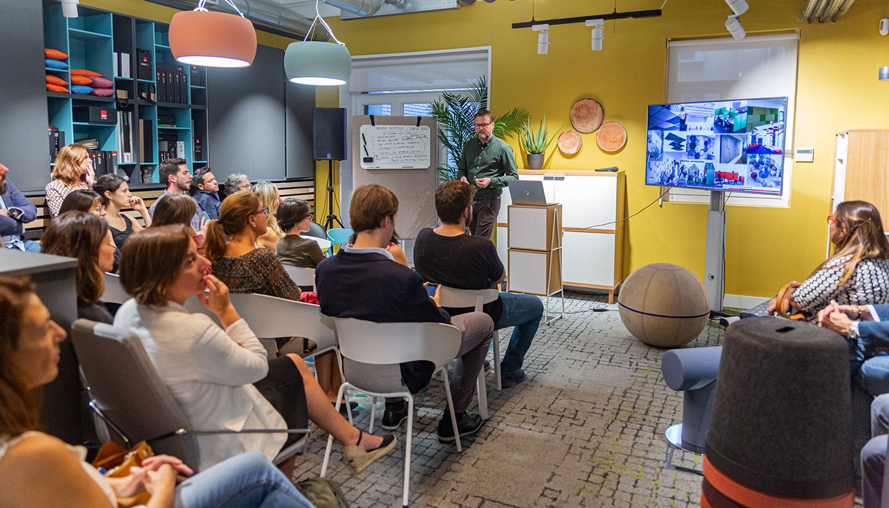 Reunin de arquitectos y decoradores especializados en el Showroom de Gotessons de Madrid