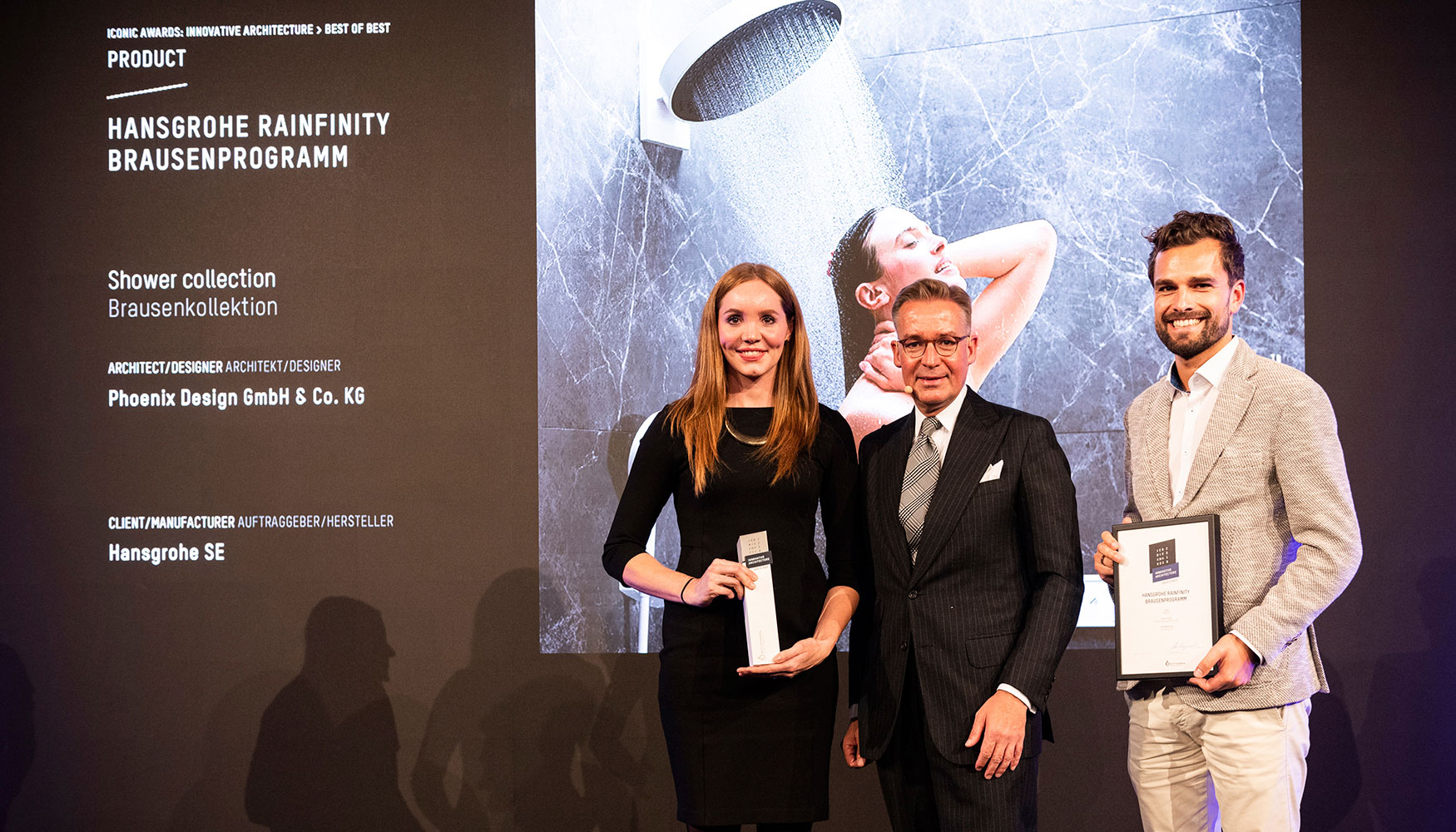 Julia Dold, Product Manager del Grupo Hansgrohe (izda.), y Matthias Oesterle, de Phoenix Design (dcha.), en el momento de la recogida del premio...