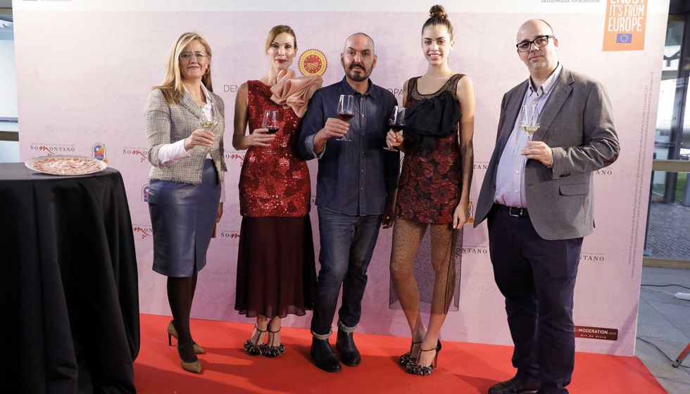 Juan Duyos, embajador del vino DO Somontano y de la DO Jamn de Teruel, ha presentado dos versiones de un diseo sorprendente con dos de sus musas...