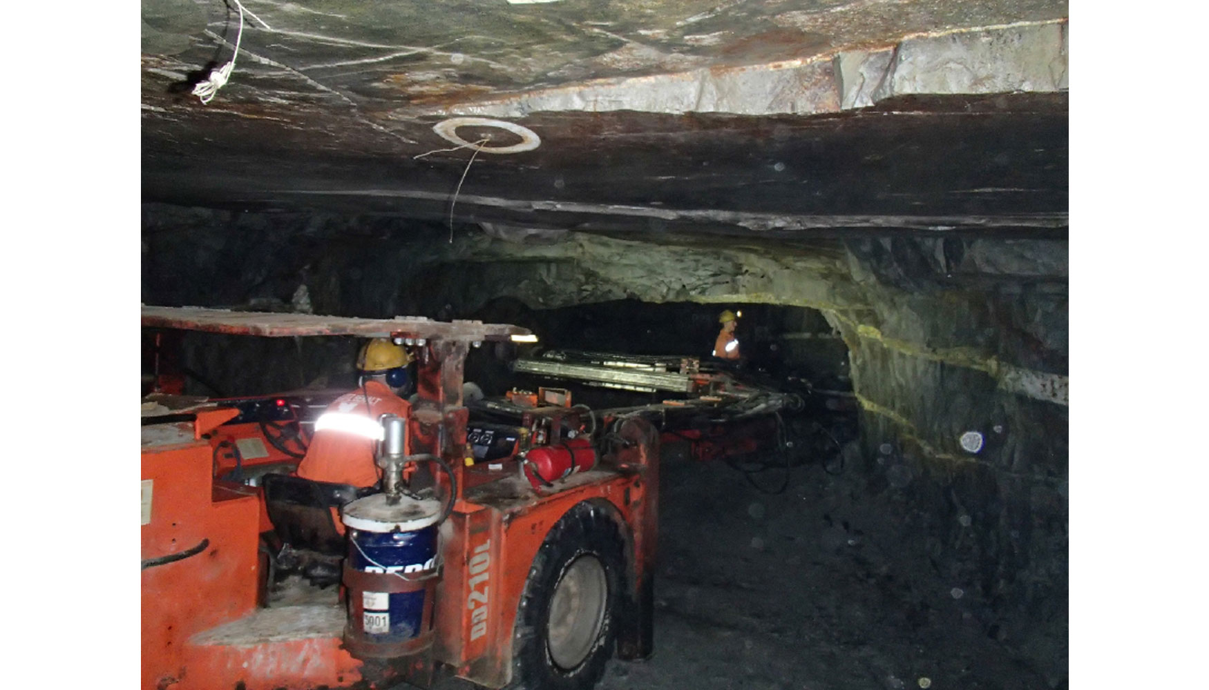 Fig. 2. Jumbo perforador trabajando en las galeras del nivel 1 de la mina de Panasqueira