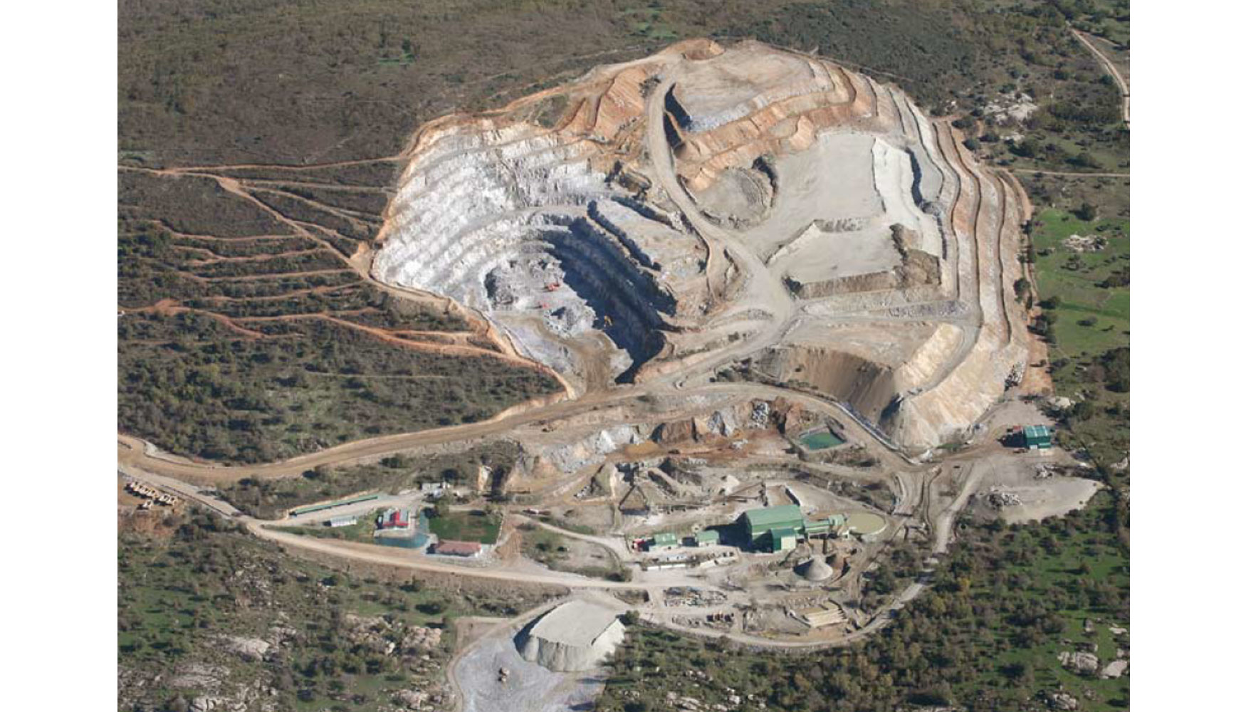 Fig. 8. Corta principal y planta de tratamiento de la mina de Los Santos (fuente: Daytal 2014)