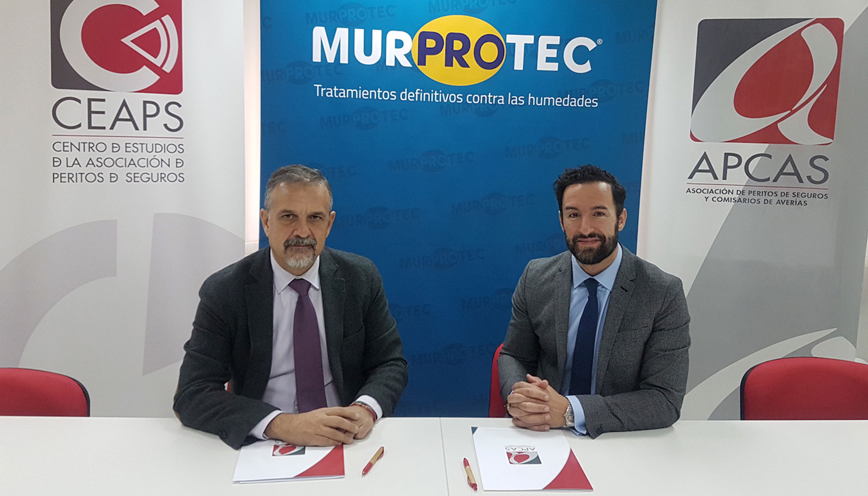 Firma del acuerdo entre APCAS y Murprotec. De izqda. a dcha. Fernando Muoz, presidente de APCAS y Miguel Ángel Lpez, director de Murprotec...