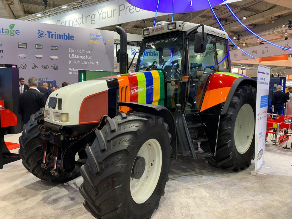 Tractor con sistema de guiado automtico Trimble Autopilot expuesto en Agritechnica