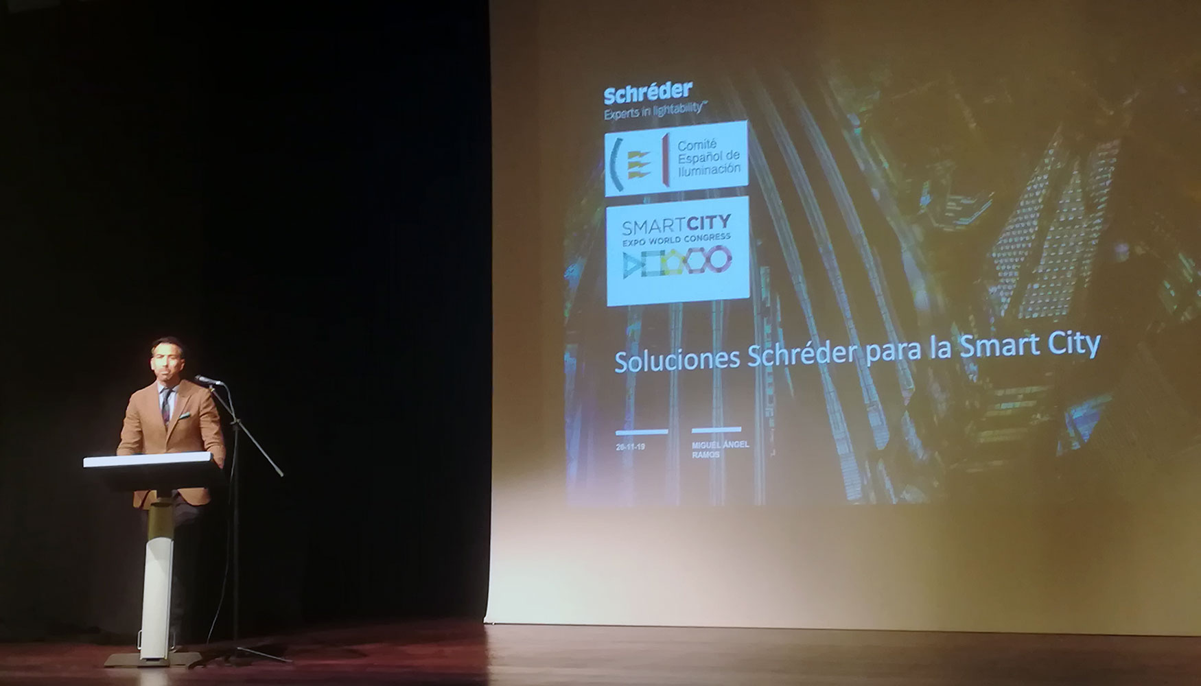 Miguel ngel Ramos, Project Systems manager en Schrder ofreci una ponencia sobre La nueva generacin de alumbrado hacia la smart city...