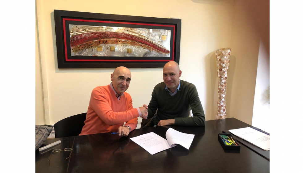De izquierda a derecha, Federico Valenciano y Jos Antonio Gonzlez, en la firma del acuerdo de la nueva sociedad