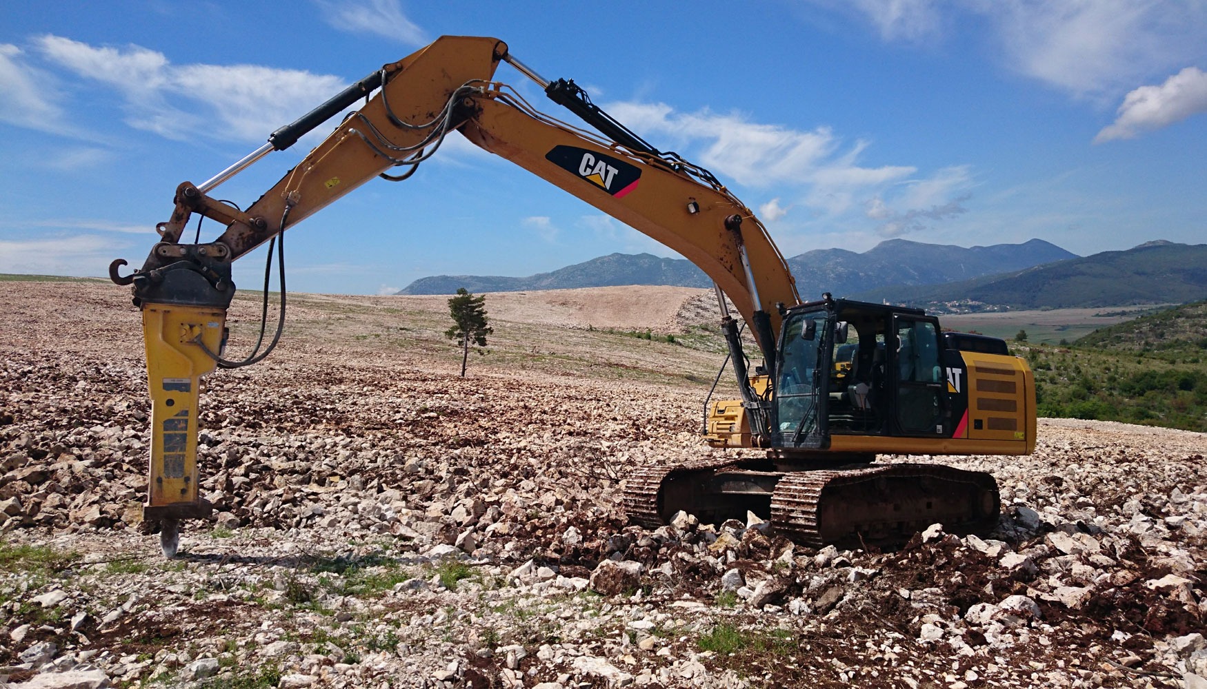 Martillo hidrulico Epiroc HB 2500 montado sobre excavadora Caterpillar trabajando en este proyecto de agricultura ecolgica...