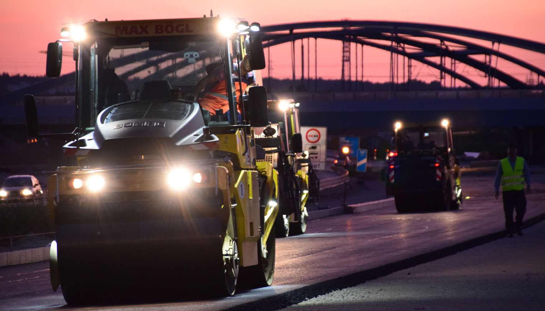 Cuatro rodillos tndem de Bomag en una jornada nocturna para extender una capa base de 3.000 t