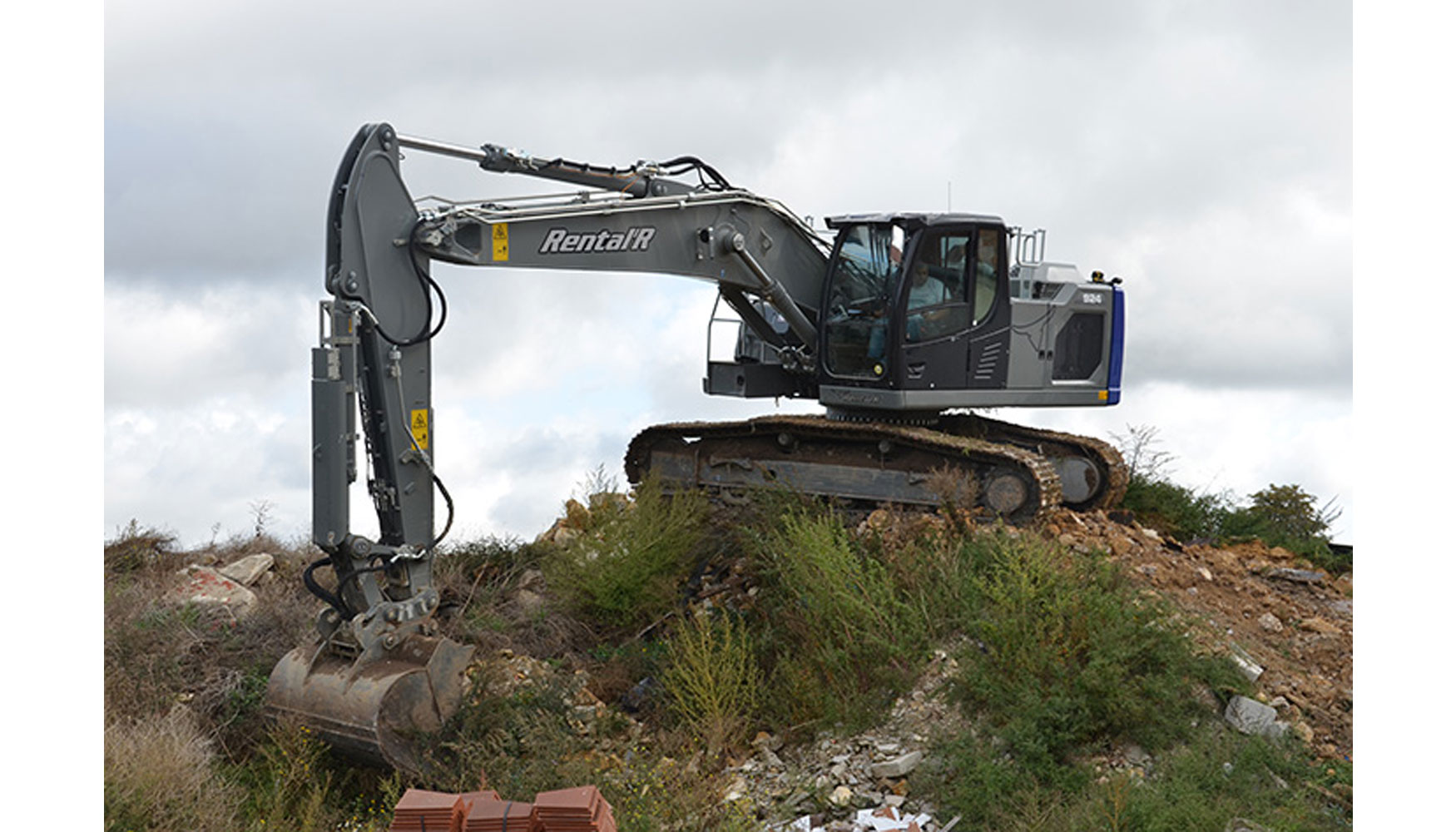 La excavadora sobre cadenas R 924 est equipada con una pluma monobloc de 5,90 m y un balancn de 2,90 m