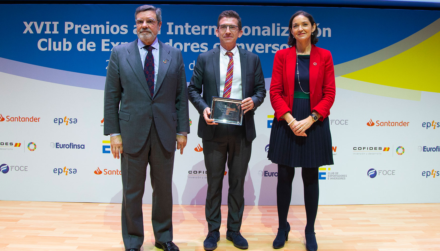 Santiago Salcedo, presidente de Toro Equipment, junto a la ministra Maroto y Antonio Bonet, presidente del Club de Exportadores...