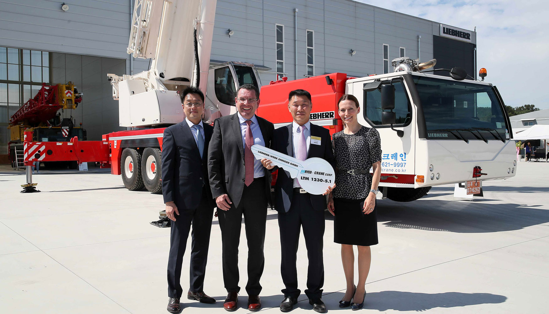 De izquierda a derecha: Yeung-Yoon Kim (Liebherr Mobile Cranes Korea Ltd...