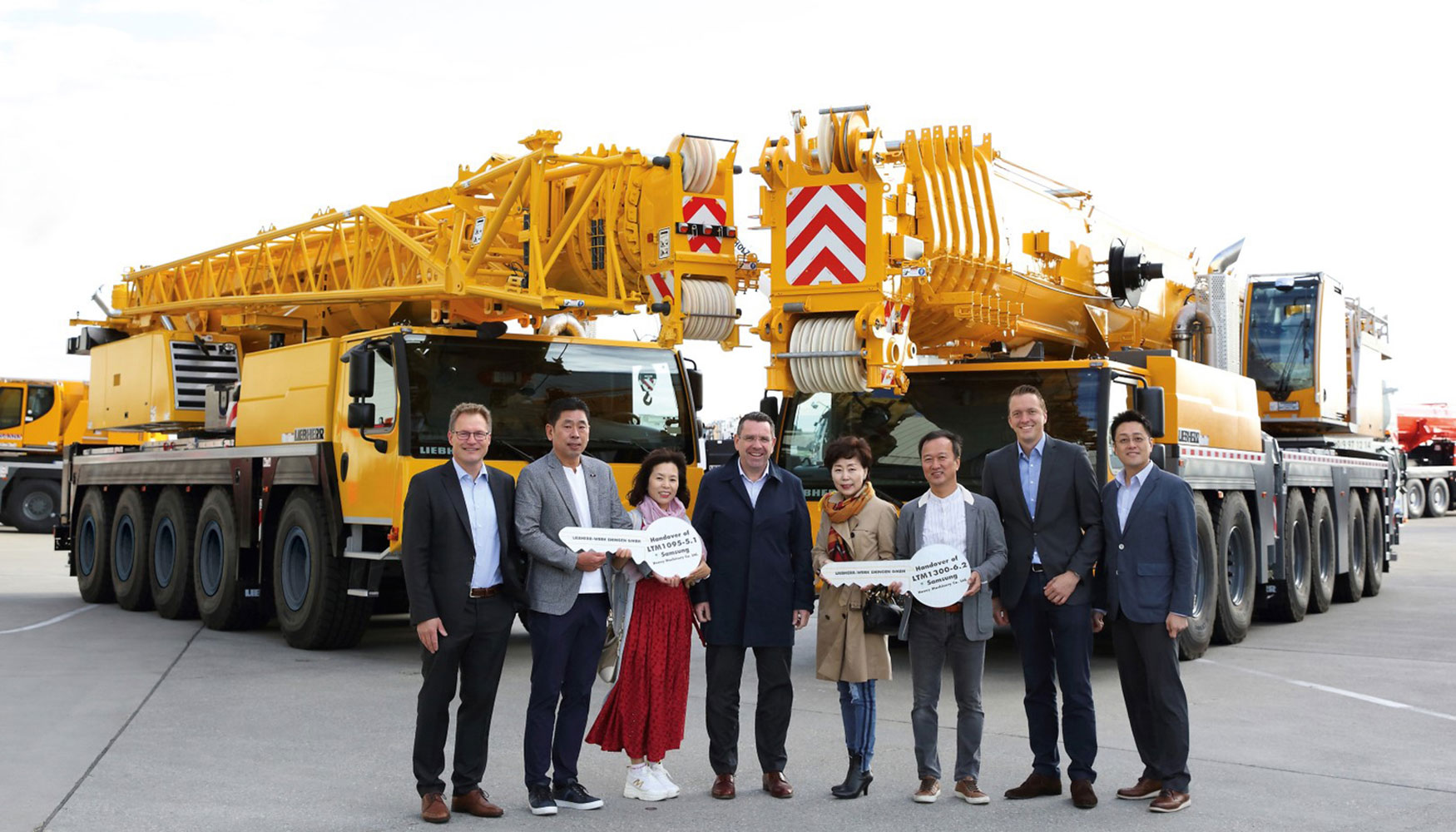 De izquierda a derecha: Gerald Henle (Liebherr-Werk Ehingen GmbH), Young-Bog Koo con su esposa Hyeon-Rye Hwang (Samsung Heavy Equipment Ltd...