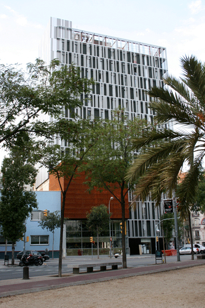 El edificio del Orfe Martinenc est situado en plena Avenida Meridiana, a pocos metros de la Plaza de les Glries