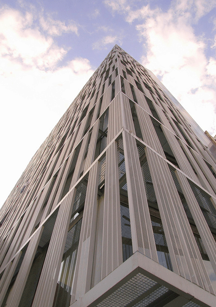 Fachada del edificio recubierta con planchas Larson con la combinacin de Silver y Grey Metallic