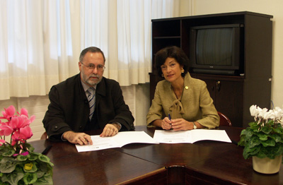 Jon Ander Etxebarria and Esther Domnguez, in the signing of the agreement