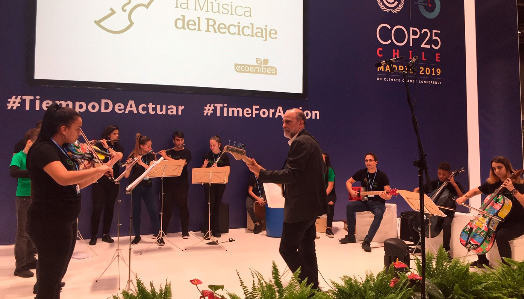 La Orquesta de la Msica del Reciclaje de Ecoembes en un momento de la inauguracin de la Award Ceremony Global Youth Video Competition...