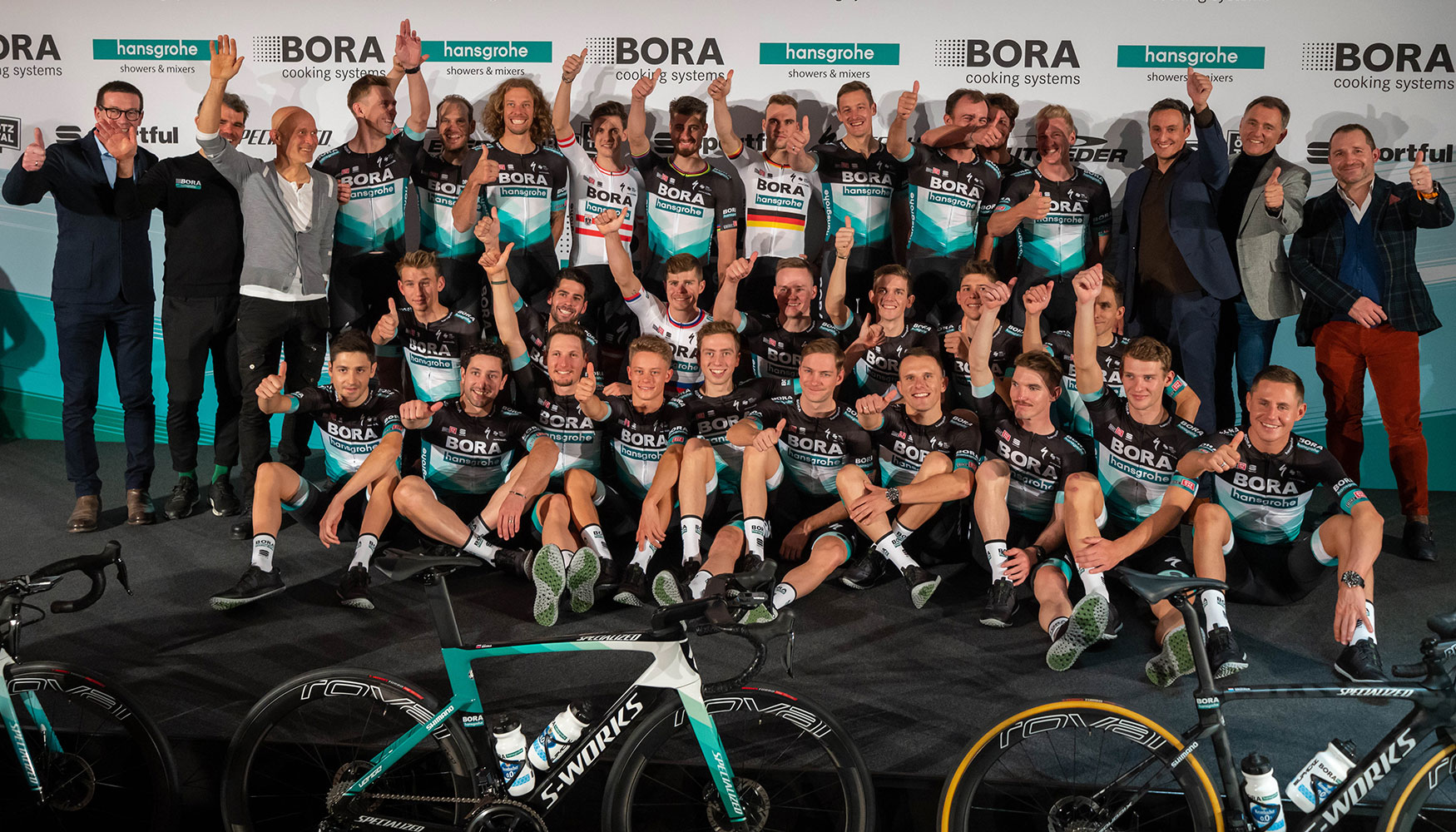 Foto de familia del equipo de ciclismo BORA-hansgrohe