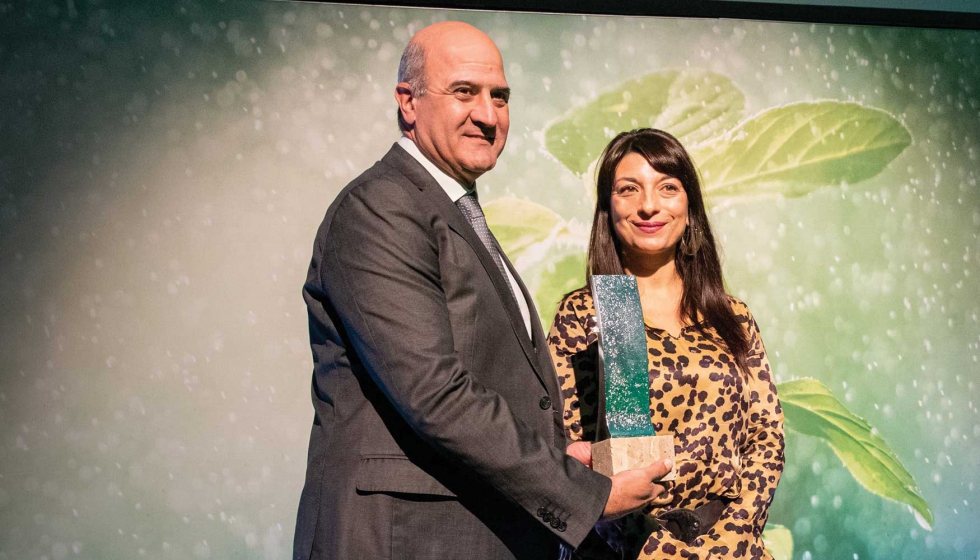 Juan Pedro Florido recoge el premio de manos de la directora general de Desarrollo Rural, Innovacin y Poltica Forestal del MAPA, Isabel Bombal...