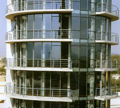 La fachada combinada con hormign visto y vidrio constituye la columna vertebral de Torre Medi