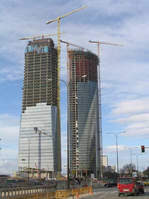 En el Paseo de la Castellana: a la izquierda la Torre Cristal, a la dcha la Torre Espacio