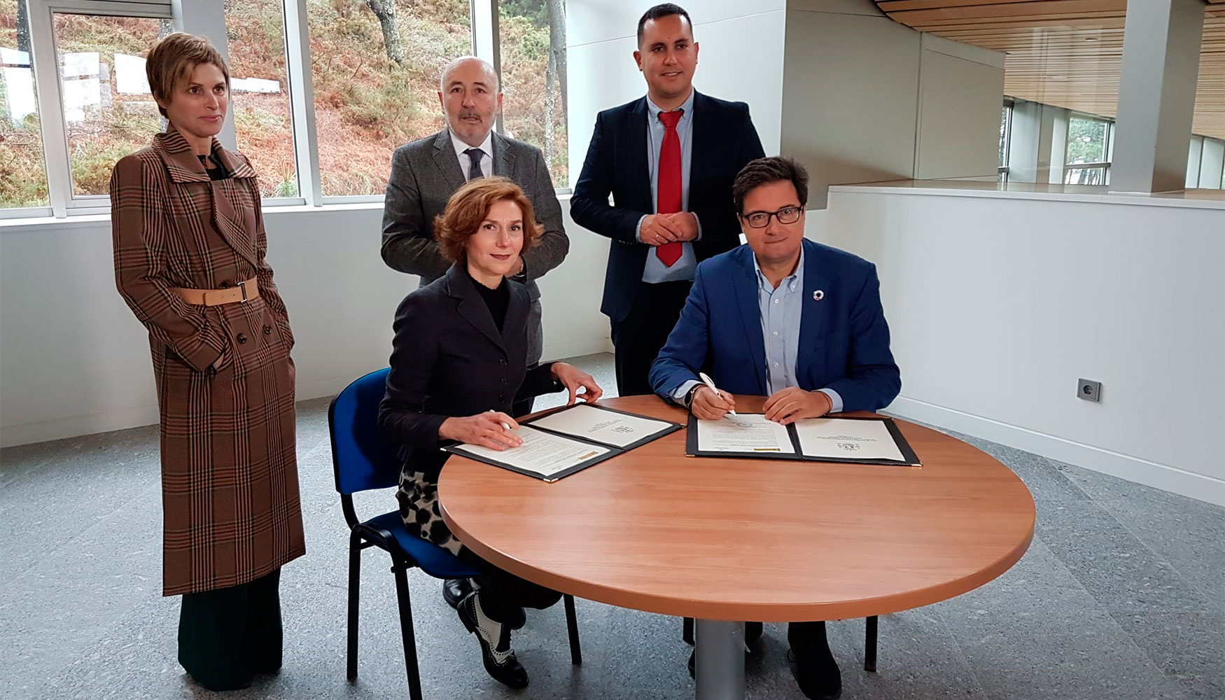 En la mesa, la presidenta de Turespa�a, Isabel Oliver y el presidente de Paradores, �scar L�pez...