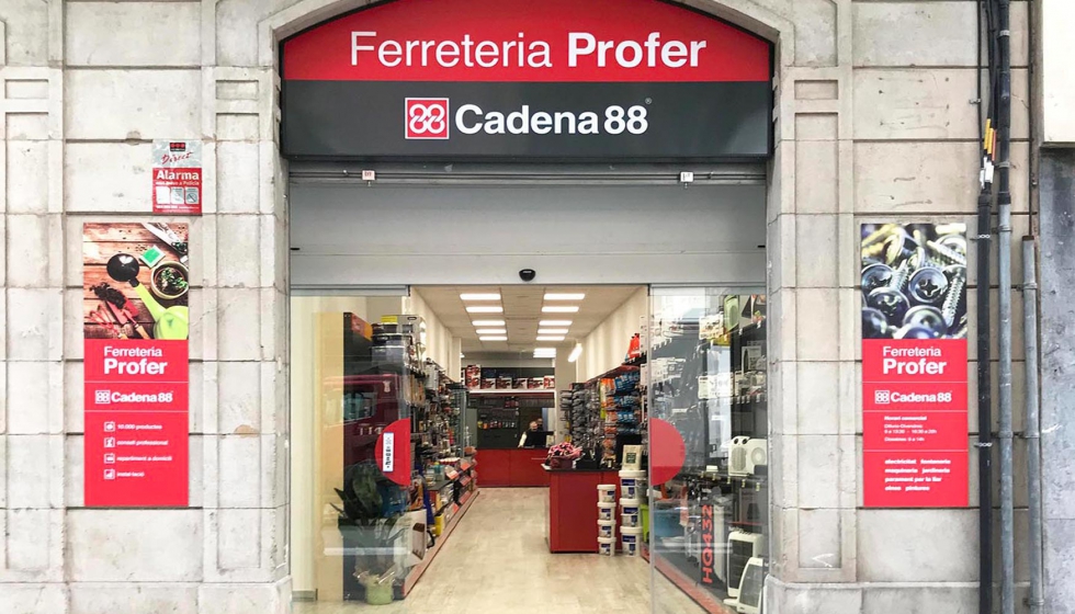 Fachada de la nueva tienda, situada en la calle Valencia de Barcelona